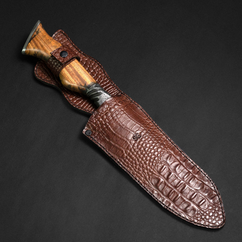 As facas Padrão Pena de aço damasco são verdadeiras obras de arte, com um design único que remete às delicadas linhas de uma pena. O padrão da lâmina, formado por camadas de aço, cria um efeito visual elegante e fluido, lembrando as curvas suaves de uma pena em movimento.